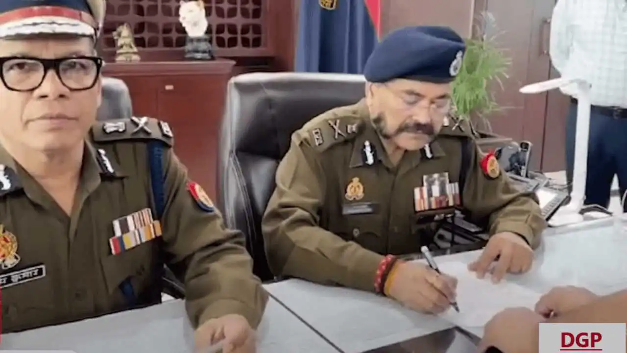 DGP एक document पर हस्ताक्षर करते हुए, DGP ka full form kya hai