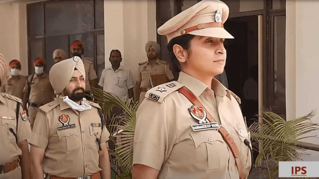 IPS Officers खड़े हुए, IPS ka full form kya hai