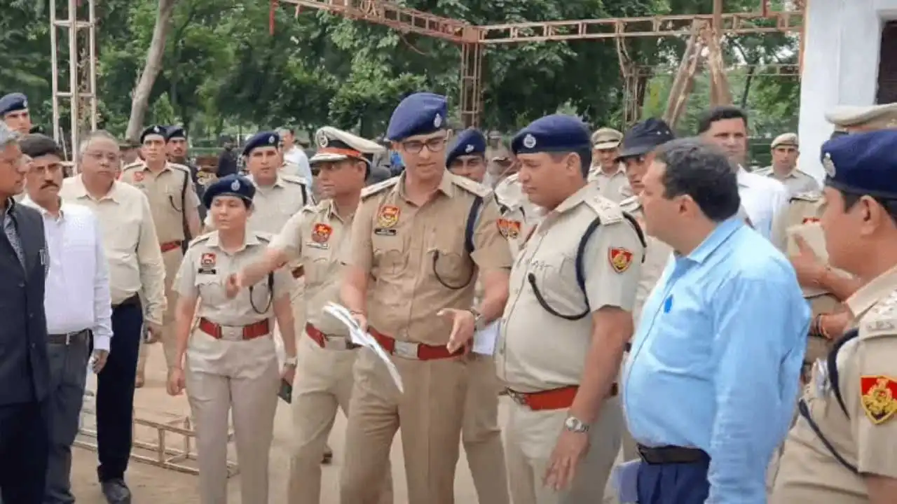 Police किसी मुद्दे पर चर्चा करते हुए, Police ka full form kya hai