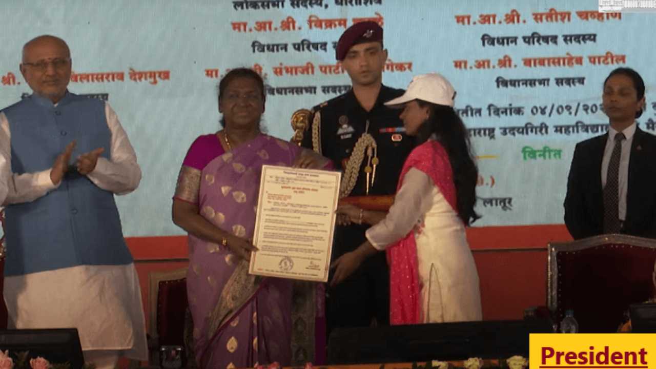 President giving award to a girl, Who is current president of india